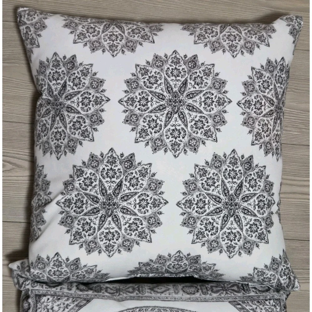 2 Pottery Barn Pillows Medallion Black & White 20x20 Set Geometric Design Throw